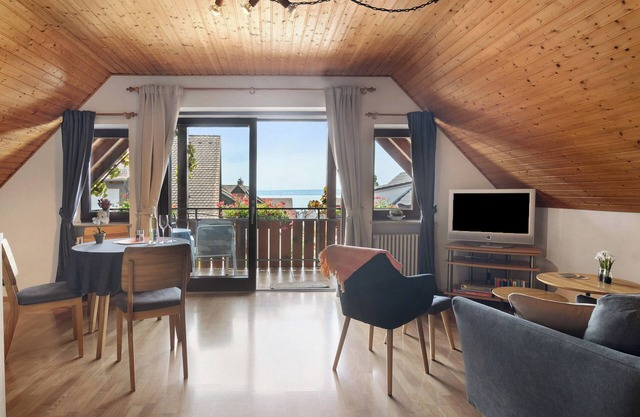 Apartment '2' with Lake View, Private Garden and Wi-Fi