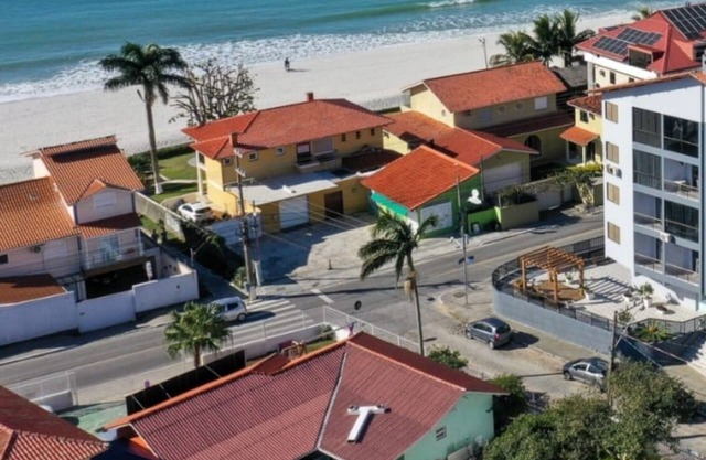 Apartment 20 meters from the sand of Praia dos Ingleses or 2 minutes on foot.