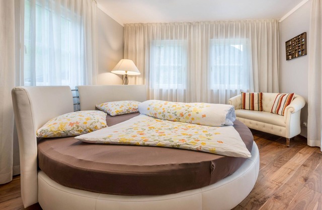 Apartment "Alpen Living - 1 Stock Groß" with Mountain View, Shared Sauna & Wi-Fi