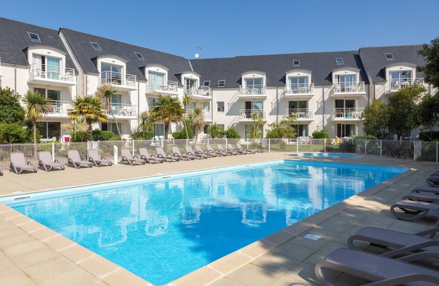 Apartment 'Beg Meil Centre, 300 M De La Plage' with Shared Pool, Shared Garden and Wi-Fi