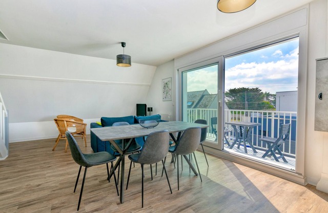 Apartment 'Bel Appartement - 2min Plage' with Sea View and Balcony