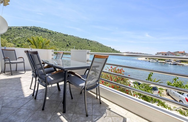 Apartment Bosiljka (33871-A1) - Rogoznica