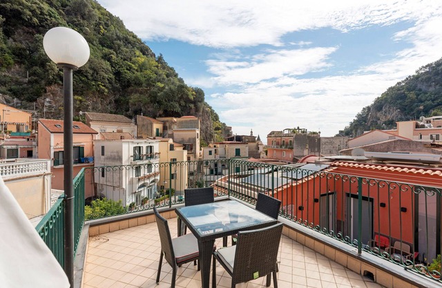 Apartment 'Ce Tour - Casa Cetara Centro 1' with Private Terrace, Wi-Fi and Air Conditioning