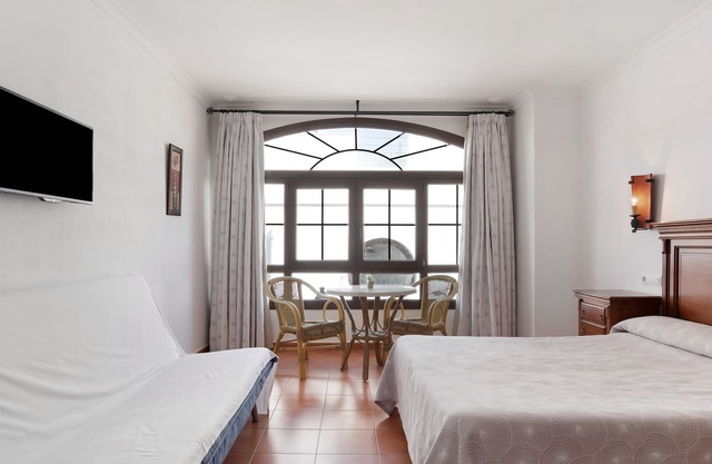 Apartment 'Estudio La Atarraya 2' with Shared Terrace, Wi-Fi and Air Conditioning