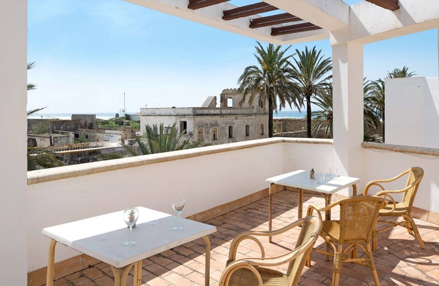 Apartment 'Estudio La Atarraya 3' with Shared Terrace, Wi-Fi and Air Conditioning