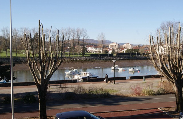 apartment facing the level, beach, port and shops on foot