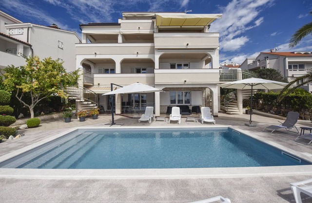 Apartment for 18 on the beach and with the Pool