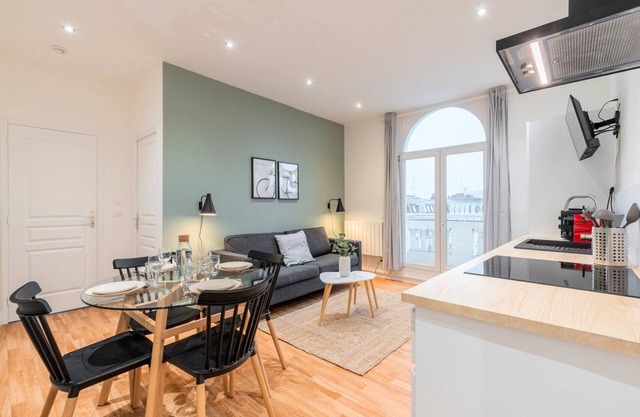 Apartment for 4 in front of Lille Flandres station