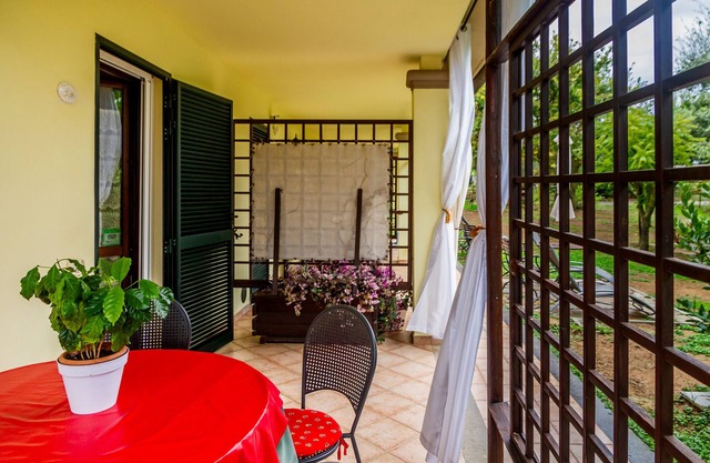 Apartment 'Forasacco Rosso' with Private Terrace, Wi-Fi and Air Conditioning