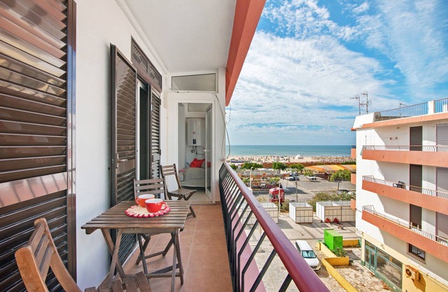 Apartment 'Frente Ao Mar' with Sea View, Wi-Fi and Air Conditioning