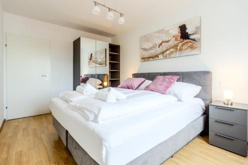 Apartment in a green location with Parking & Balcony, Walking distance to U1 Metro