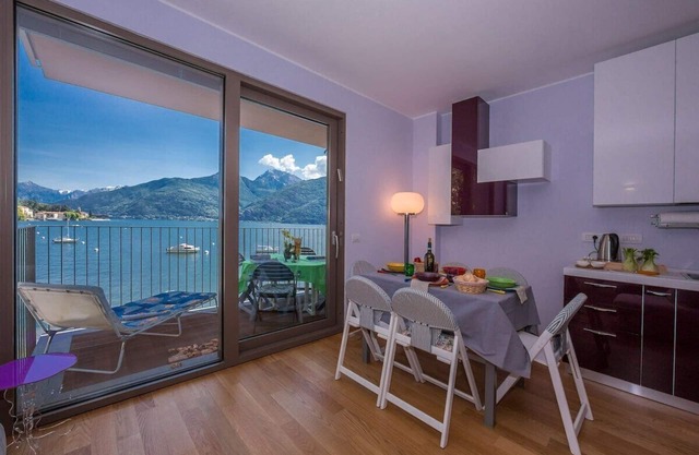 Apartment in a lakeside complex. Swimming pool, private dock, covered garage