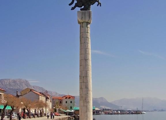 Apartment in Kaštel Sucurac with sea view, balcony, air conditioning, Wi-Fi (585-3)