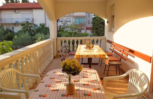 Apartment in Pula with Terrace, Air condition, WIFI, Washing machine (633-1)