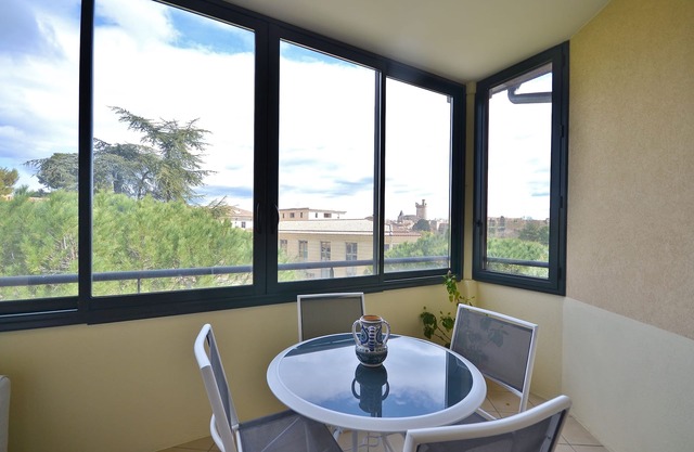 Apartment in residence with swimming pool and parking