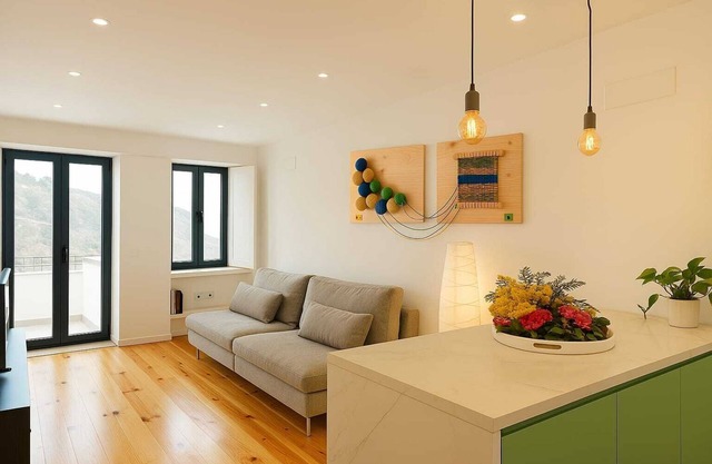 Apartment in the former working-class neighborhood linked to the wool industry. The bright living room and decor featuring burel pieces evoke the city's history. A fully equipped kitchen, two comfortable bedrooms, and ensure an autentic stay.