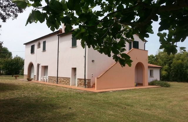 Apartment in Tuscan farmhouse with independent fenced park.