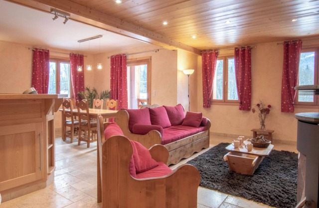 Apartment 'La Grange - 4 Pers' with Mountain View, Private Garden and Wi-Fi