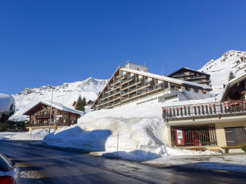 Apartment Les Cimes by Interhome