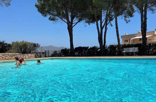 Apartment Llanca Sea view, Swimming pool and 5min walk to the beach