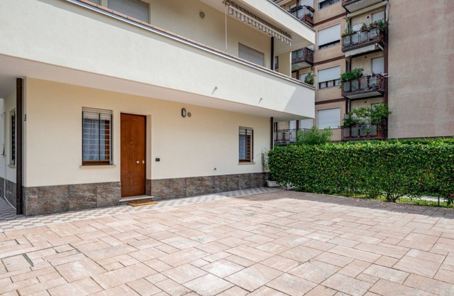 Apartment located on the ground floor of a building without a lift with independent entrance.In 55 sqm it accommodates 5 people, with a large paved space in front of the house, a double bedroom and a single bedroom.In 10 minutes on foot you can reach Pra
