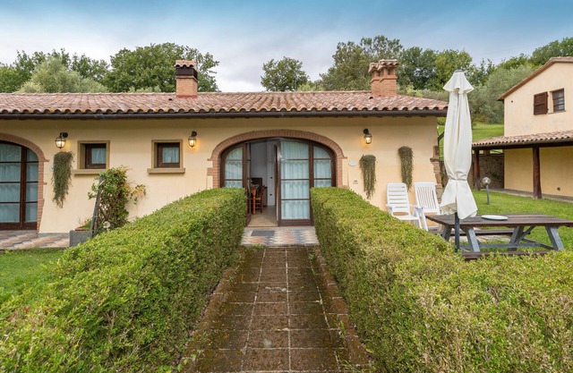 Apartment 'Magnolia' with Shared Pool, Wi-Fi and Air Conditioning