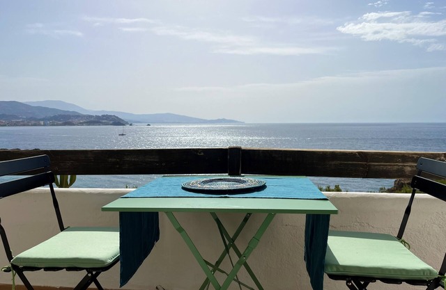 Apartment "Marina Playa" with Sea Views, Pool and Wi-Fi