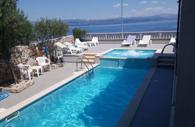 Apartment Mlad - with pool: A2(2+1) - Rogac, Island Solta, Croatia