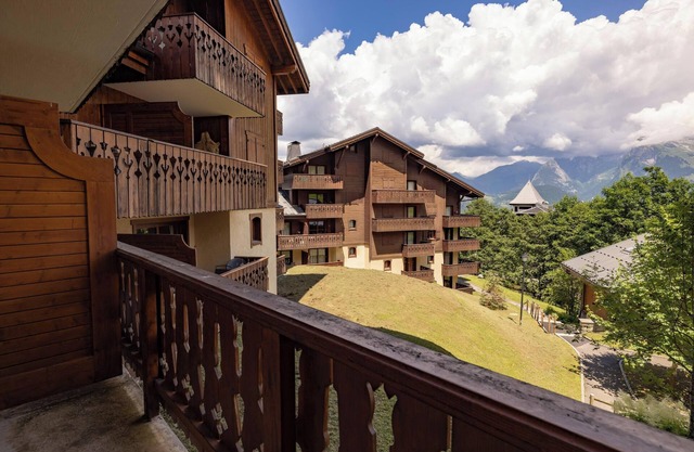 Apartment 'Morrillon 1100 Skis aux Pieds' with Mountain View, Balcony and Wi-Fi