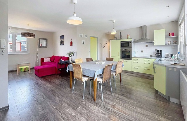 Apartment Near Beach in St Pair-sur-Mer, Private Parking, 4 Guests