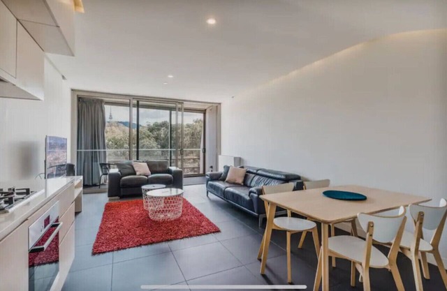 Apartment nestled between Lake Burley Griffin, city and ANU