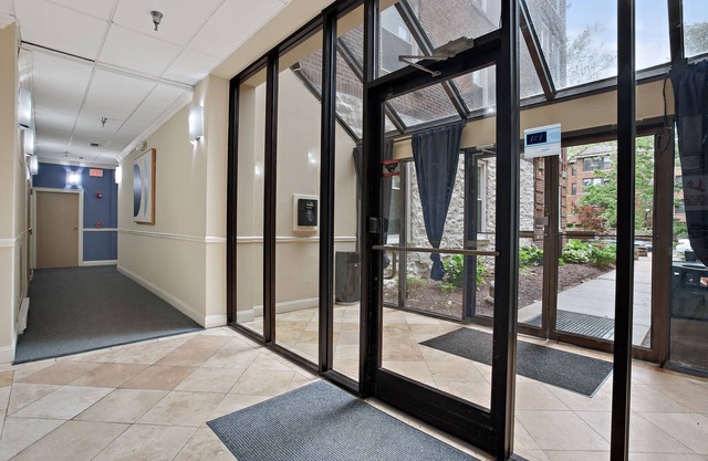 Apartment next to Zoo/Forest Park/WashU pets welcome ask about monthly price