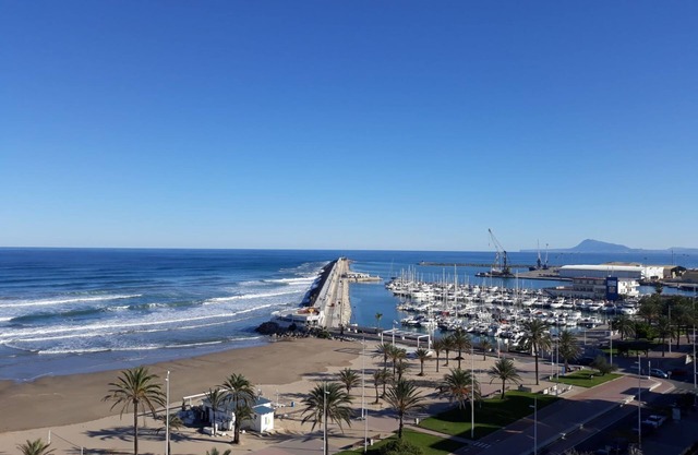 APARTMENT ON THE 1ST LINE OF THE GANDIA SEAFRONT WITH FANTASTIC VIEWS