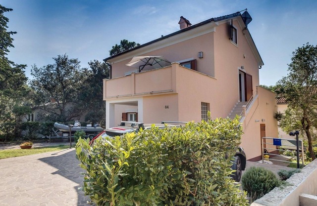 Apartment Pineta 3, offers you comfort for your ideal vacation, located in Artatore.