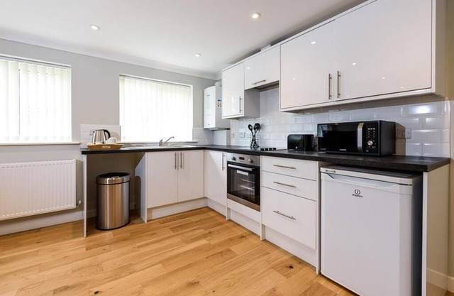 Apartment- Private Bathroom-Street View-D