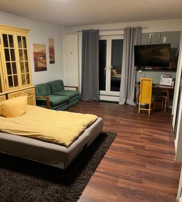 Apartment Rainer mit großen Parkplätzen vorm Gebäude