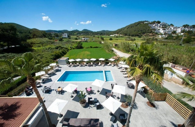 Apartment Ses Veles 2 dormitorios close to the Beach with Sea View, Pool, Wi-Fi & Garden