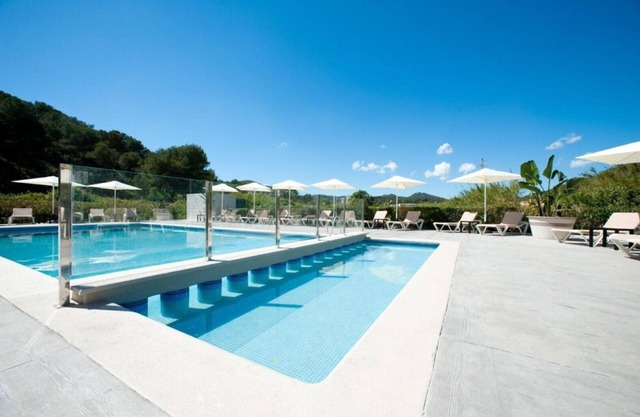 Apartment Ses Veles 2 dormitorios close to the Beach with Sea View, Pool, Wi-Fi & Garden