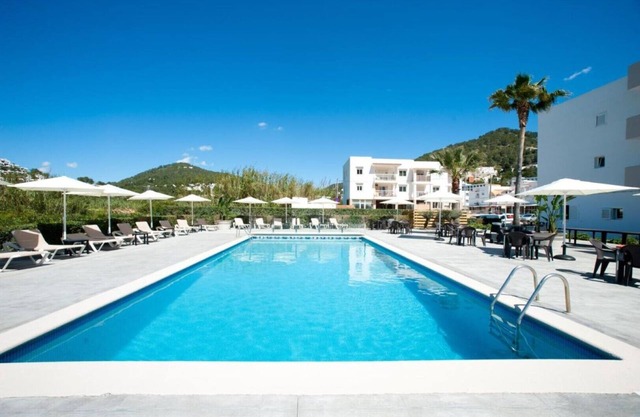 Apartment Ses Veles 2 dormitorios close to the Beach with Sea View, Pool, Wi-Fi & Garden