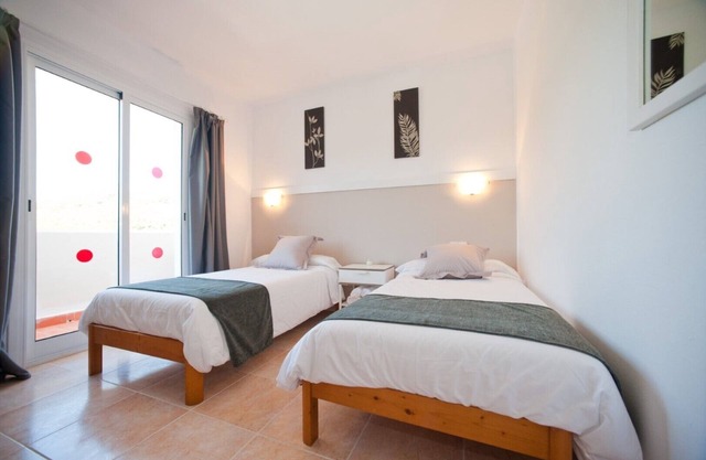 Apartment Ses Veles 2 dormitorios close to the Beach with Sea View, Pool, Wi-Fi & Garden