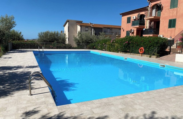 Apartment - Sleeps 2 & swimming pool