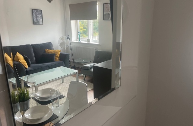 Apartment - Sleeps 4 & On-site Parking