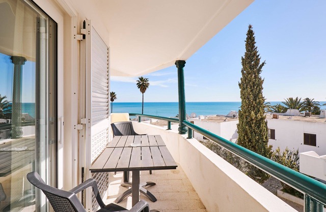 APARTMENT TANSY DIRECTLY BY THE SEA WITH A DREAM SEA VIEW AND POOL