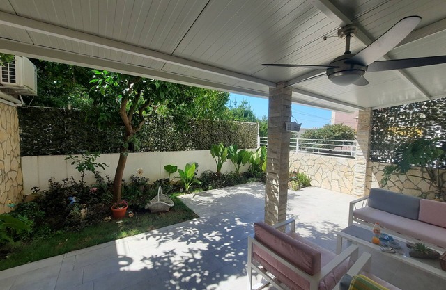 Apartment Tiki - with a large, fenced garden