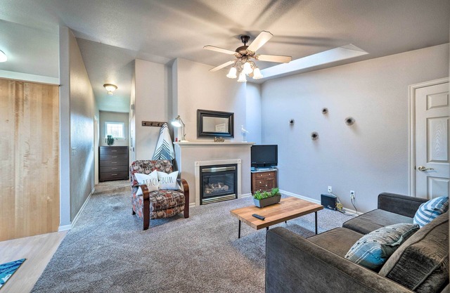 Apartment w/Patio & Grill Access ~ 1/2 Mi to Bay!