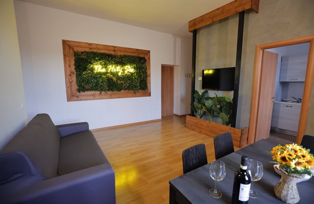 Apartment with 2 Bedrooms - 2 Bathrooms - Large Living Room - San Pietro Station