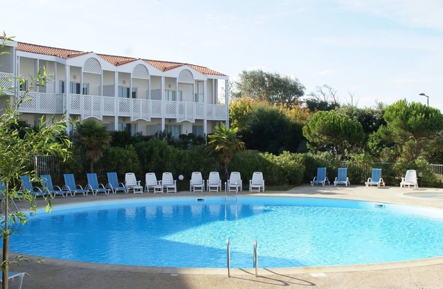 Apartment with a view on the pool or see near Fort Boyard