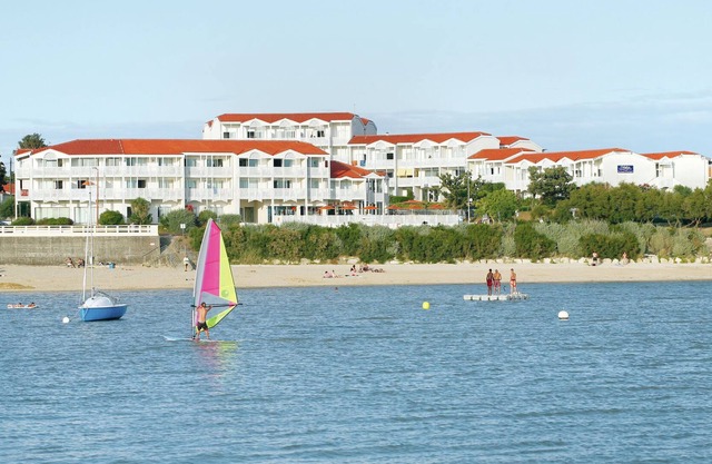 Apartment with a view on the pool or see near Fort Boyard