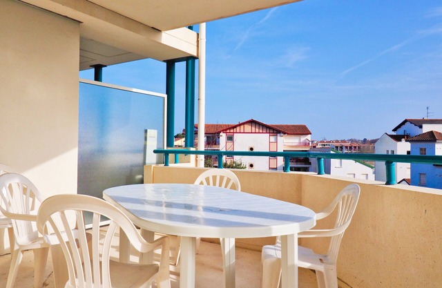 APARTMENT WITH LARGE HEATED POOL, BEACH, TERRACE, PARKING, WIFI AND GOLF