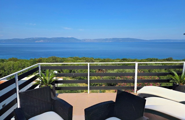 APARTMENT WITH LARGE TERRACE AND MAGNIFICANT SEA VIEW, 300 m FROM THE BEACH +PS4